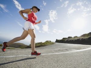 una-donna-che-pratica-la-corsa-uno-dei-5-migliori-sporti-per-la-perdita-veloce